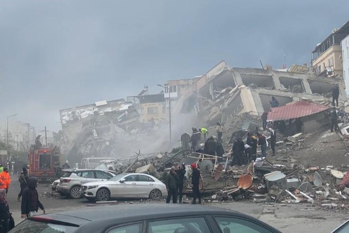 Kondisi salah satu gedung di Provinsi Hatay, Kota Iskendurun, Turkiye, yang tak jauh dari gedung apartemen tempat tinggal Komang Anggreni, pekerja migran asal Bali usai gempa diguncang magnitudo 7,8 ./Dok. pribadi Komang Anggreni. 