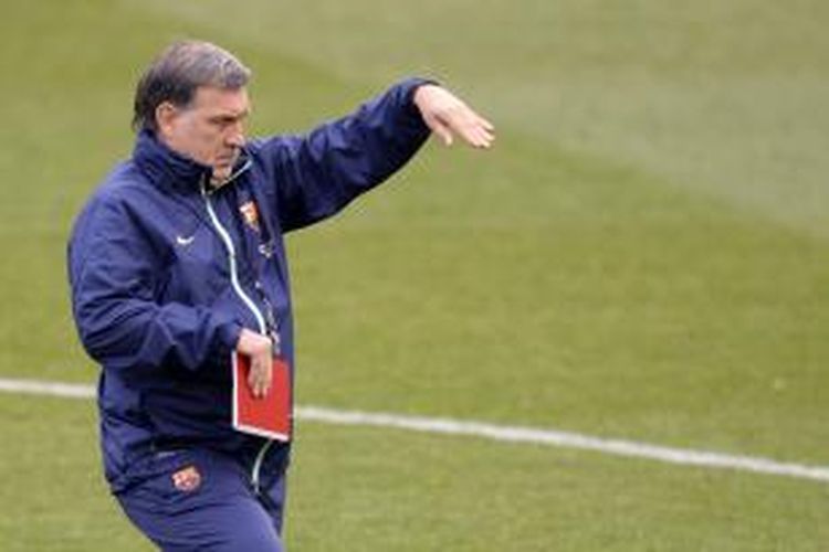 Gaya pelatih Barcelona, Gerardo Martino, ketika memimpin latihan timnya.