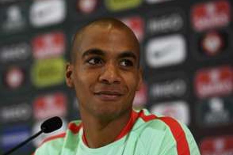 Gelandang Portugal, Joao Mario, berbicara dalam konferensi pers di tempat latihan di Marcoussis, pada Jumat (8/7/2016), jelang final Piala Eropa 2016 melawan Perancis.  
