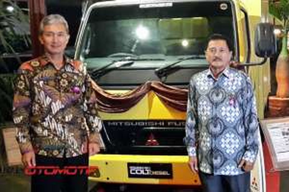 Presiden Direktur KTB Hisashi Ishimaki dan Presiden Komisaris PT WIcaksana Berlian Motor Bandung dalam Truck Campaign 2016 di Bandung, Jawa Barat.