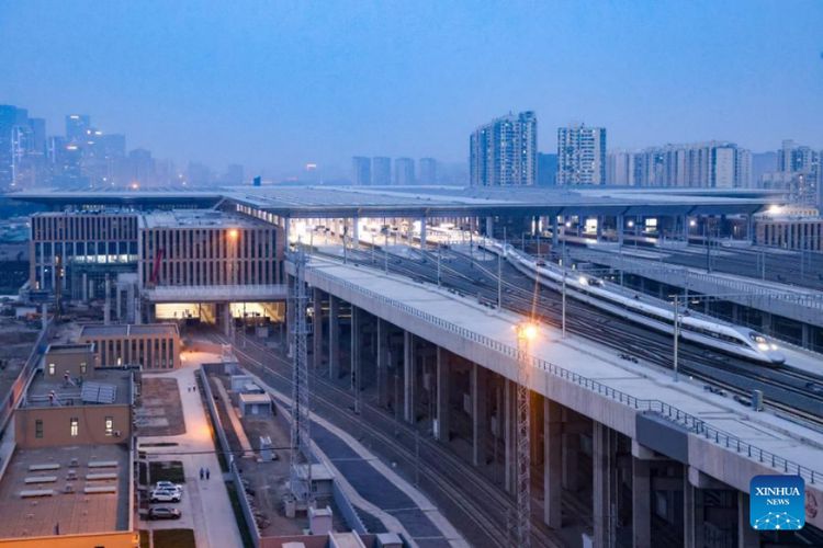 Stasiun Kereta Api Fengtai atau Fengtai Railway Station di Beijing, China, mulai beroperasi kembali Juni 2022.