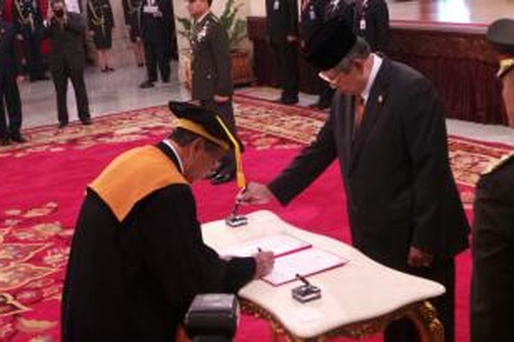 Wakil Ketua Mahkamah Agung Non-Yudisial Suwardi saat dilantik di Istana Negara
