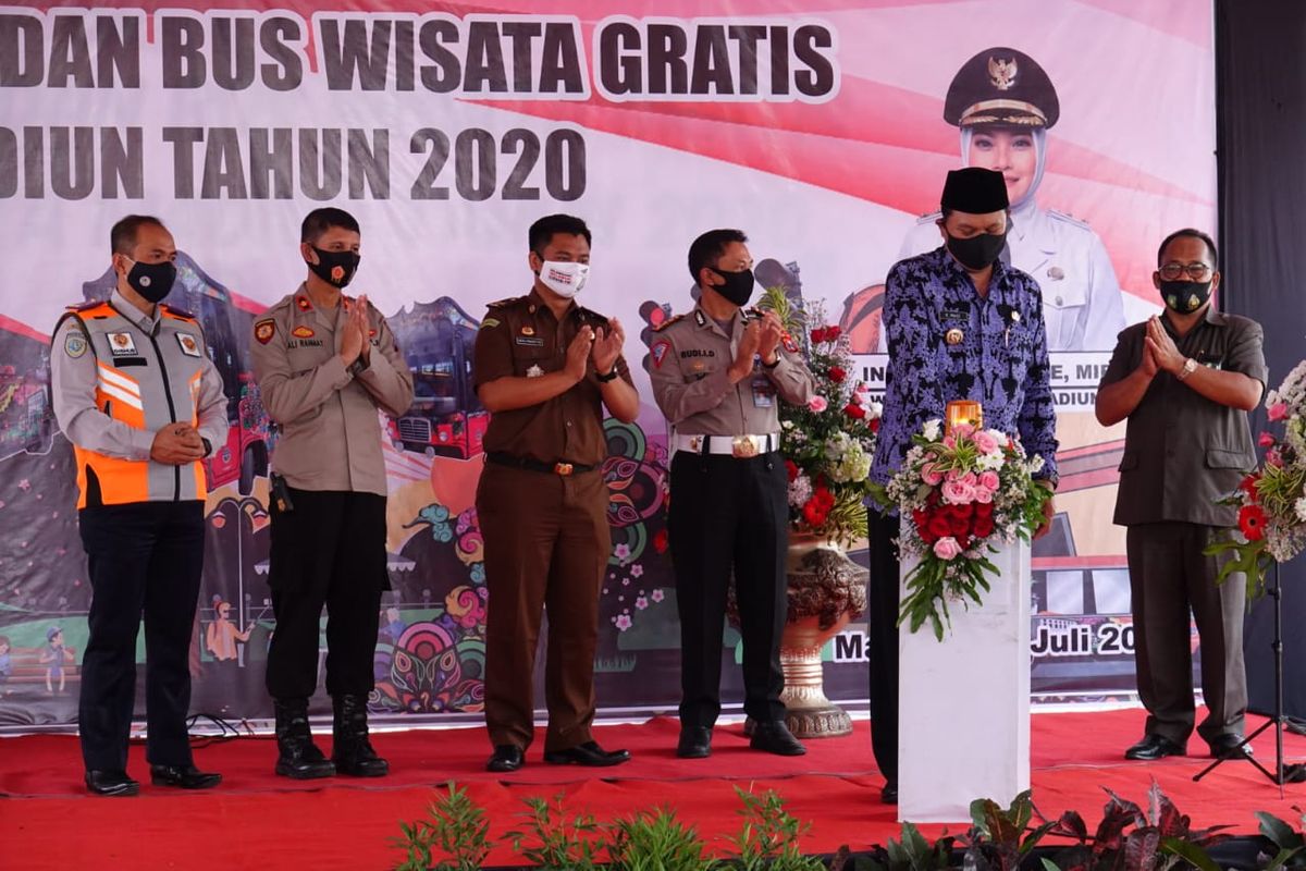 Wali Kota Madiun Maidi, bersama Dirlantas Polda Jatim Kombes Pol Budi Indra Dermawan, me-launching penerapan Electronic Traffic Law Enforcement (E-TLE) dan Bus Wisata Gratis, di Balai Kota Madiun, Selasa (14/7/2020).