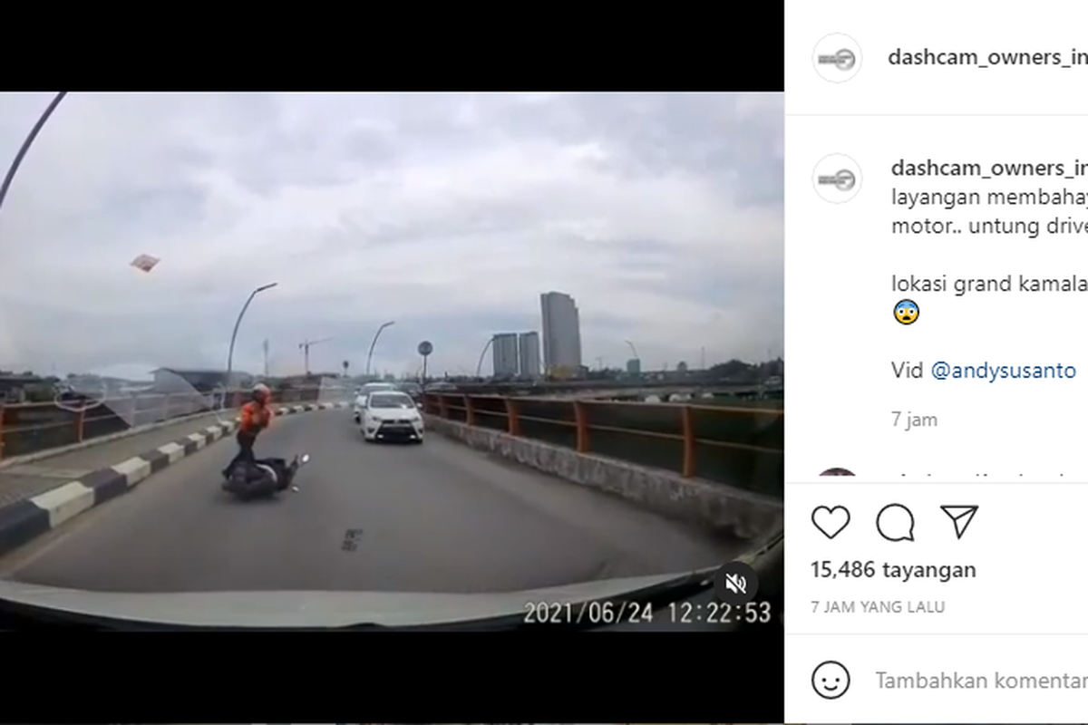 Tangkapan layar video pengendara sepeda motor terjerat benang layangan.