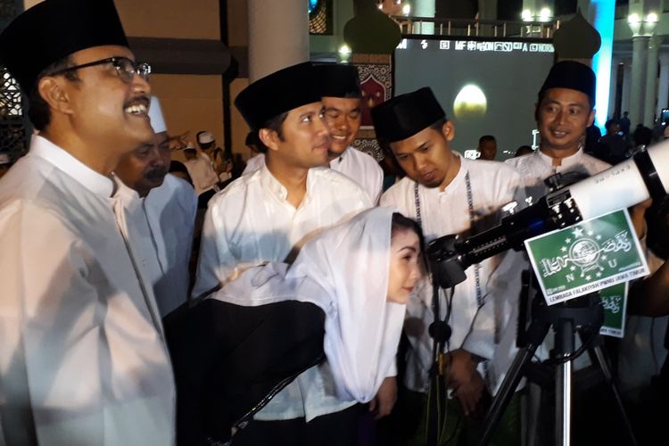 Gus Ipul dan Emil Dardak sama-sama nobar gerhana bulan di Masjid Al-Akbar Surabaya