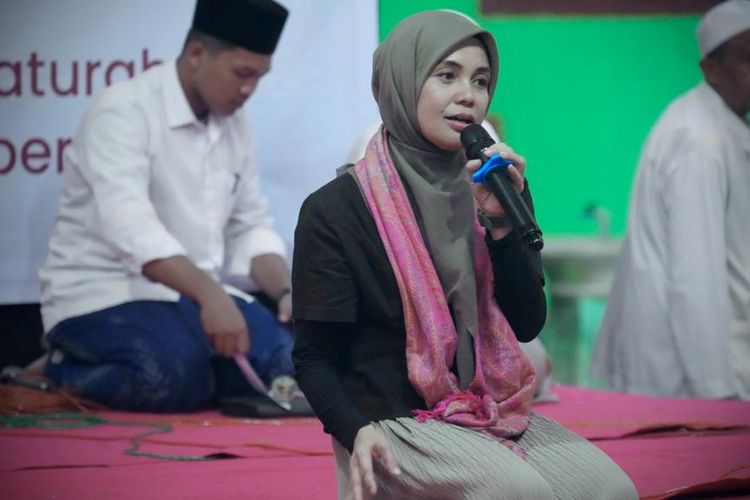 Istri calon presiden (Capres) nomor urut 2 Ganjar Pranowo, Siti Atikoh Supriyanti menyebut pasangan Ganjar Pranowo dan Mahfud MD memiliki program yang fokus mensejahterakan guru agama seperti ustadz di lingkungan pesantren, Senin (18/12/2023).