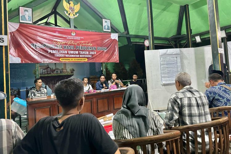 Proses rekapitulasi hasil perolehan suara di Kecamatan Kertosono, Kabupaten Nganjuk, Jawa Timur, Jumat (23/2/2024) malam. Doc: Ketua DPC PKB Kabupaten Nganjuk, Ulum Busthomi