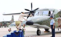 Tingkatkan Pertahanan Negara, Prabowo Serahkan 5 Pesawat NC-212i kepada TNI AU