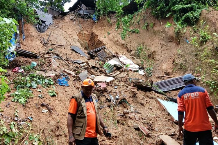 Petugas Badan Penanggulangan Bencana Daerah (BPBD) meninjau dampak tanah longsor di Kelurahan Urimessing, Kecamatan Nusaniwe, Kota Ambon, Provinsi Maluku. 