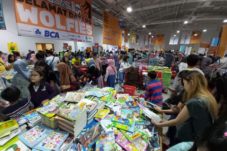 Suasana bazar buku Big Bad Wolf di Kota Baru Parahyangan, Bandung Barat. 