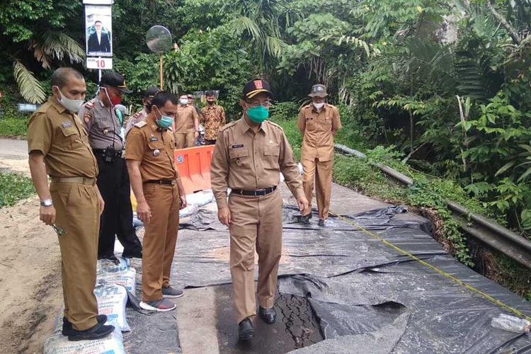 Bupati Agam Indra Catri meninjau jalan Kelok 44 yang ambles sejak Minggu (26/7/2020) lalu