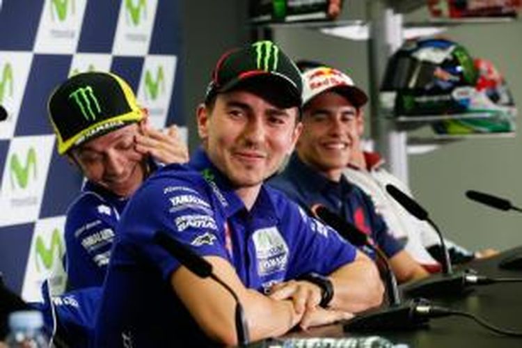 Tiga pebalap MotoGP, Jorge Lorenzo (depan), Valentino Rossi (kiri), dan Marc Marquez, menghadiri konferensi pers jelang GP Aragon di Sirkuit MotorLand, Kamis (24/9/2015).