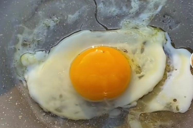 Warga Semarang, Jawa Tengah berhasil uji coba goreng telur dengan panas matahari 