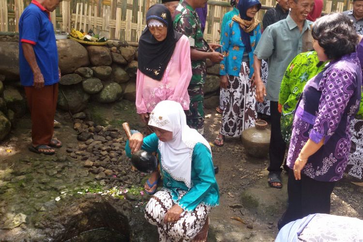 Seluruh penduduk dusun mengikuti prosesi upacara di Dusun Gondangan, Sidomulyo, Pengasih, Kulon Progo, DIY. Ada yang membasuh muka dengan air sendang maupun meminum air langsung dari sendang. 