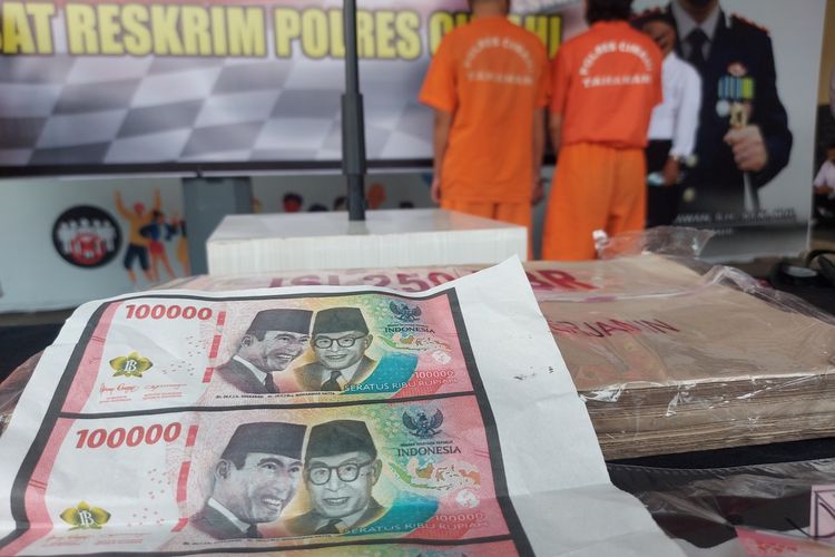 Due pemuda diringkus polisi setelah 3 bulan memproduksi dan mengedarkan uang palsu di Bandung Barat.