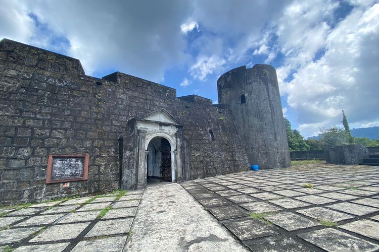 Bagian depan Benteng Belgica di Banda Neira, Maluku.