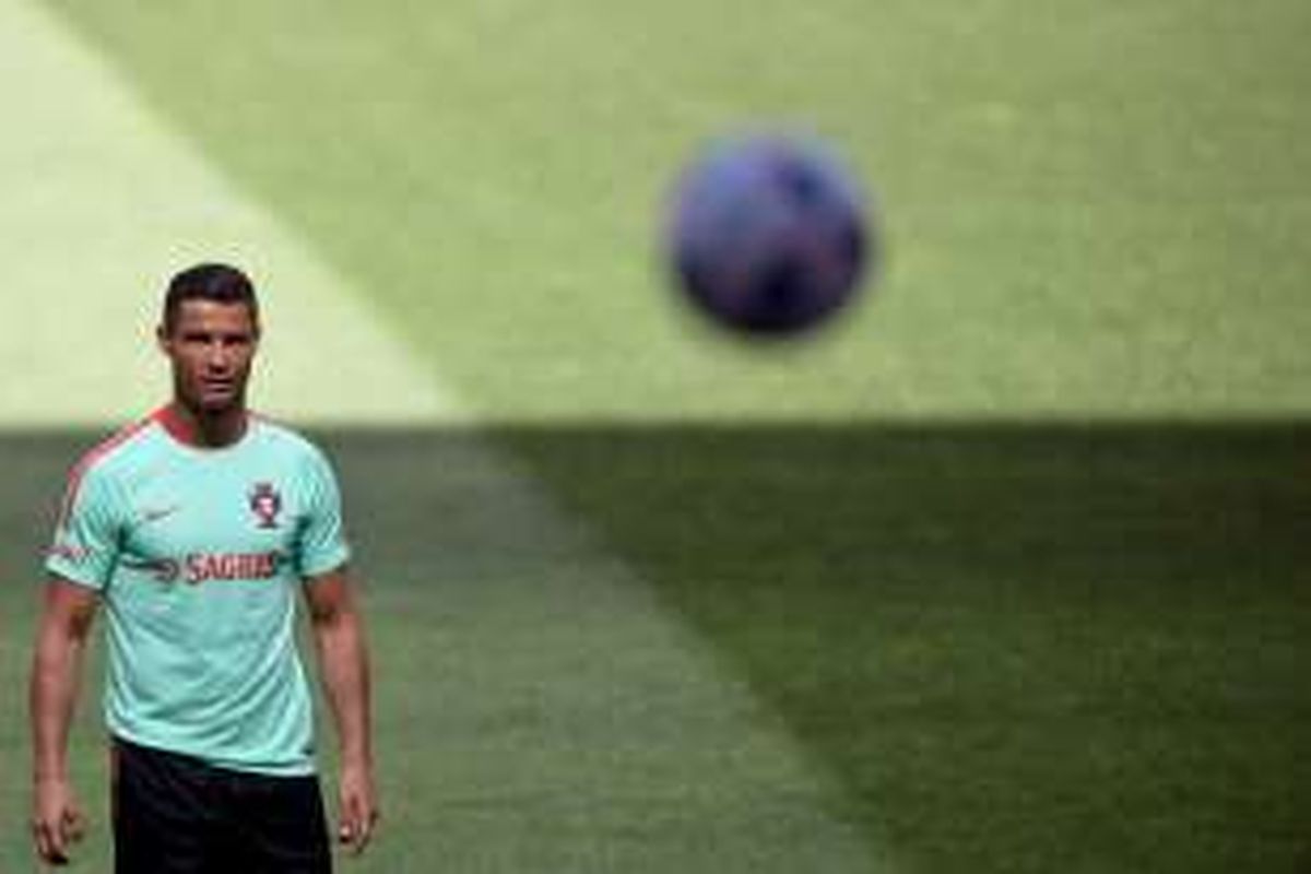 Pemain depan Portugal, Cristiano Ronaldo, menjalani sesi latihan di Stadion Luz, 7 Juni 2016.