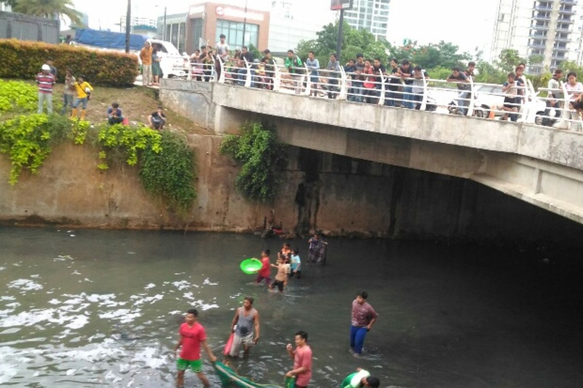 Aksi menjaring ikan sejumlah orang di Kali Epicentrum, Rabu (13/12/2017) jadi tontonan warga.