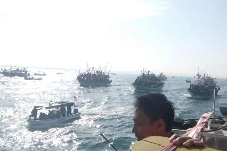 iring-iringan ‎ratusan kapal nelayan memeriahkan prosesi tradisi lomban atau syawalan di perairan laut Kabupaten Jepara, Jawa Tengah, Minggu (2/7/2017) pagi.‎