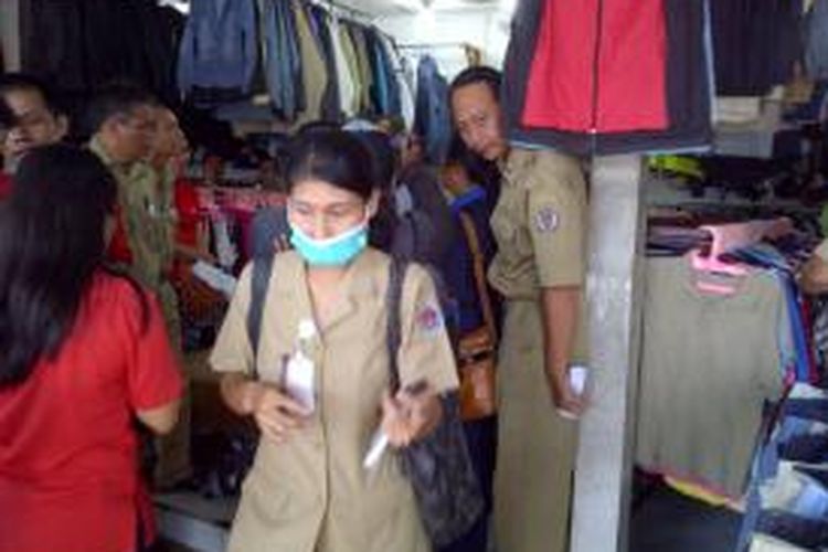 Petugas Disperindag Kota Denpasar sedang melakukan sidak toko penjualan baju bekas di Jalan Nusa Indah Denpasar