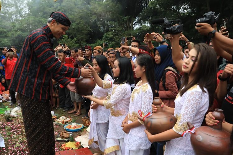 Gubernur Jawa Tengah Ganjar Pranowo mengikuti prosesi Slametan Puser Bumi di Bukit Tidar, Kota Magelang, Jawa Tengah. 