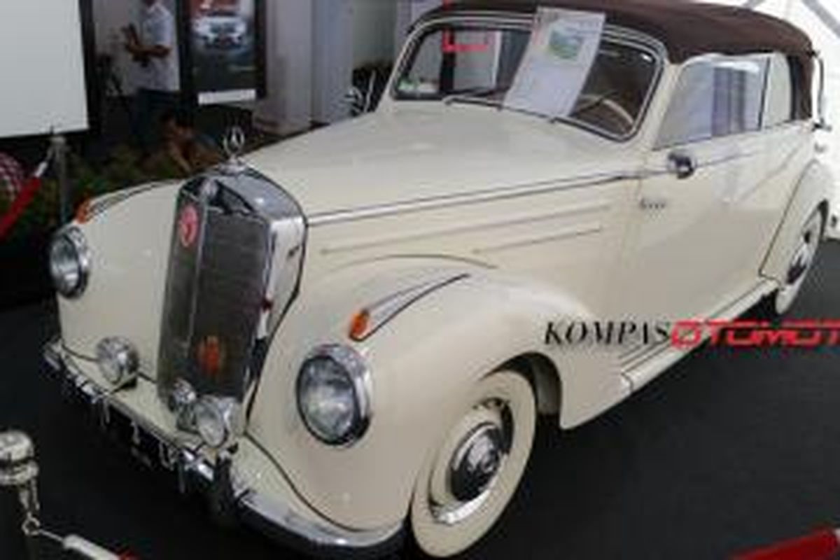 Mercedes-Benz 220 W187 diproduksi pada 1951 - 1955.