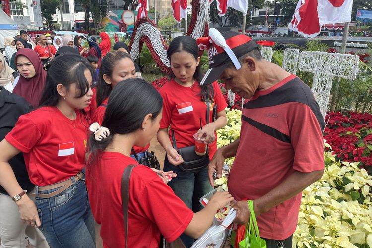 Ali dan Pernak-pernik Rp1.000 di Tengah Riuh Perayaan HUT Ke-81 RI di Monas
