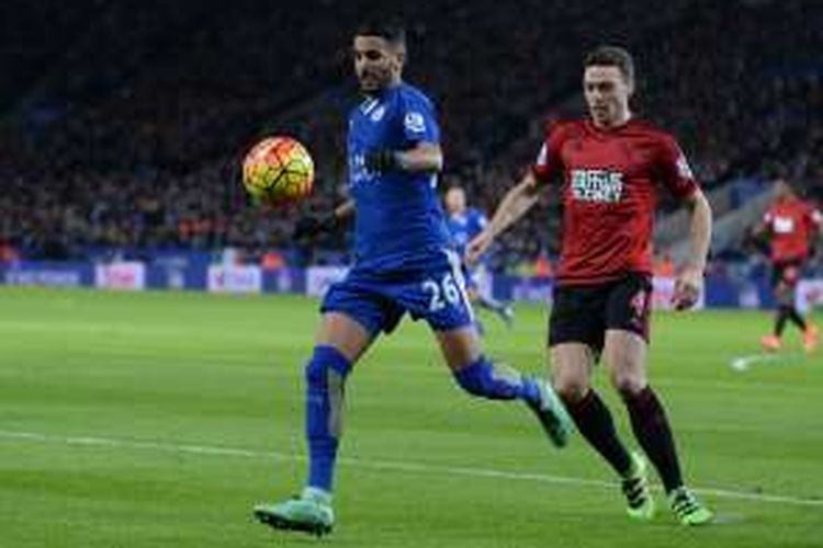 Gelandang Leicester City, Riyad Mahrez (kiri), berupaya mengendalikan bola dalam laga lanjutan Premier League kontra West Bromwich Albion, Selasa (1/3/2016) atau Rabu dini hari WIB.