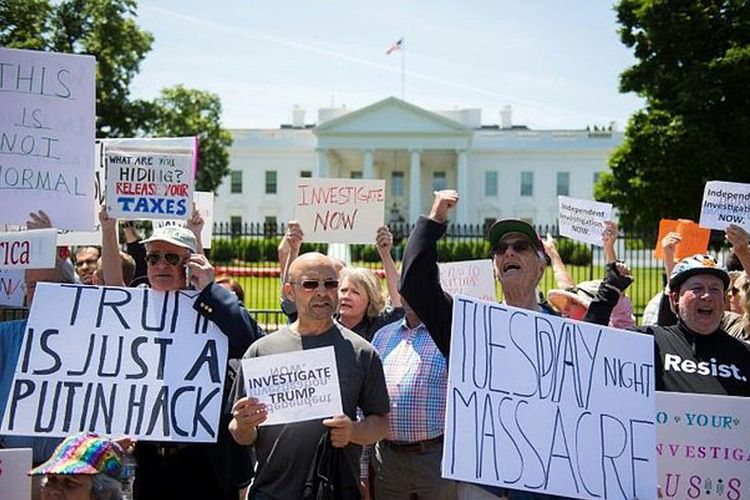 Para pendemo berkumpul di depan Gedung Putih, Washington, Rabu (10/5/2017) memprotes pemecatan Direktur FBi James Comey oleh Presiden AS Donald Trump.  