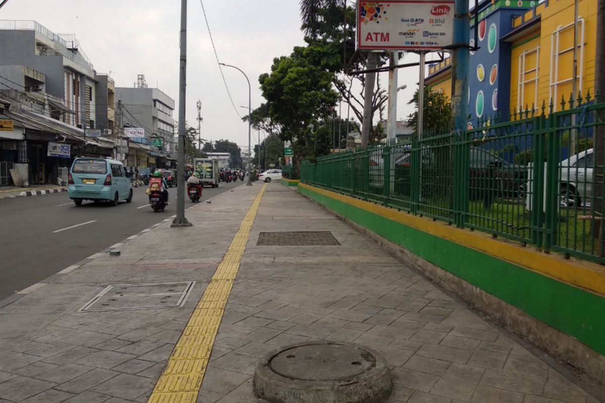 Trotoar di depan Pasar Akik, Jatinegara, Jakarta Timur, Jumat (16/3/2018)