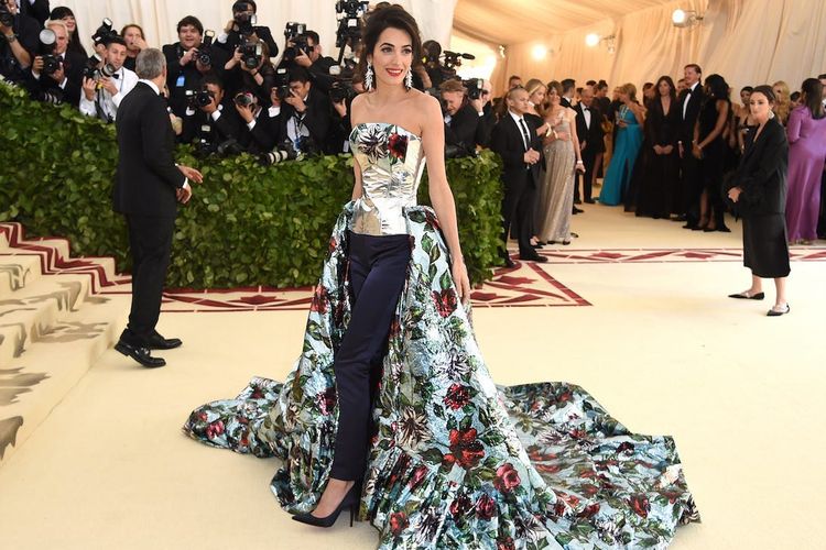 Amal Clooney ketika menghadiri Met Gala 2018.