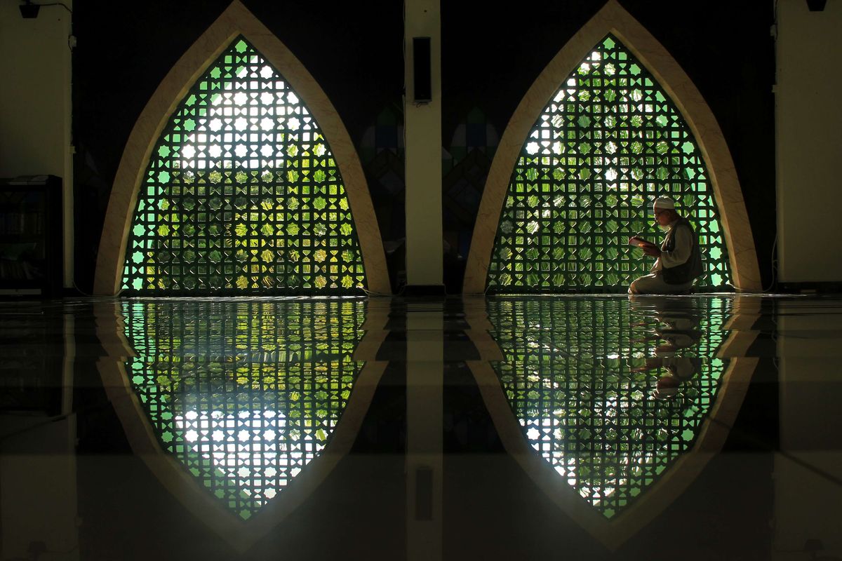 Warga membaca Al Quran di Masjid Agung Suhada, Mamuju, Sulawesi Barat, Jumat (24/4/2020). Di tengah pandemi Covid-19, Ramadhan tahun ini berlangsung dengan suasana sepi, berbeda dengan tahun-tahun sebelumnya.
