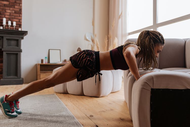 Push up adalah salah satu olahraga yang cepat menurunkan berat badan untuk wanita.