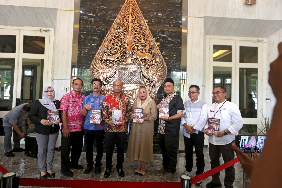 Executive Director Asia Pacific Centre for Ecohydrology (APCE)-UNESCO C2C Ignasius Sutapa bersama Wali Kota (Walkot) Semarang Hevearita Gunaryanti Rahayu saat mengikuti rapat koordinasi terkait penanganan stunting di Balai Kota Semarang, Jumat (22/3/2024).