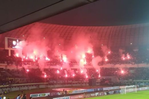 Catatan Insiden Flare di Tengah Laga Timnas Sepakbola Indonesia
