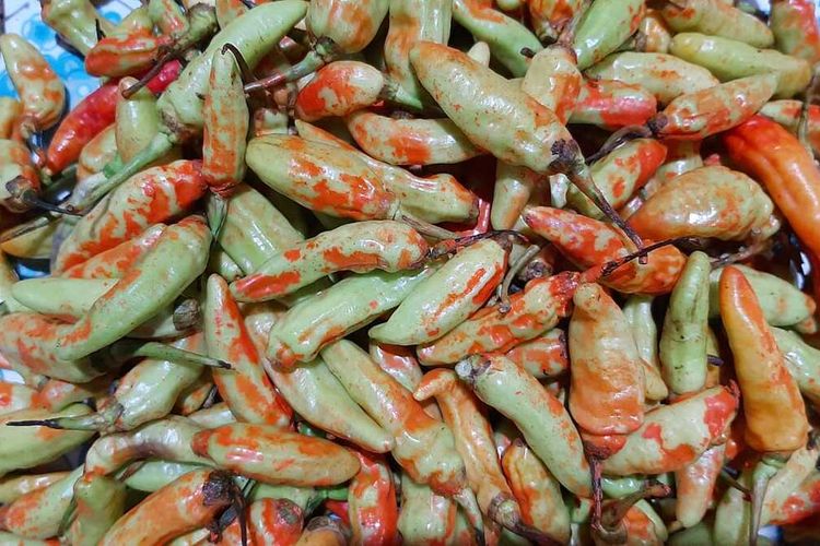 Cabai rawit bercat warna merah yang ditemukan di sejumlah pasar tradisional di Banyumas, Jawa Tengah.