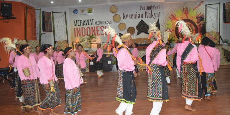 Menari danding Rombeng Rajong khas masyarakat Kecamatan Elar Selatan, Kabupaten Manggarai Timur, Flores, NTT, Rabu (12/12/2018) lalu di gedung MCC Ruteng. 