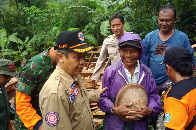 Wakil Bupati Immawan Wahyudi (Topi) Berbincang Dengan Adi Kuswoyo (membawa caping) Warga Dusun Baturturu, Desa Mertelu, Kecamatan Gedangsari, untuk meminta Agar Mau di relokasi Kamis (7/3/3019)