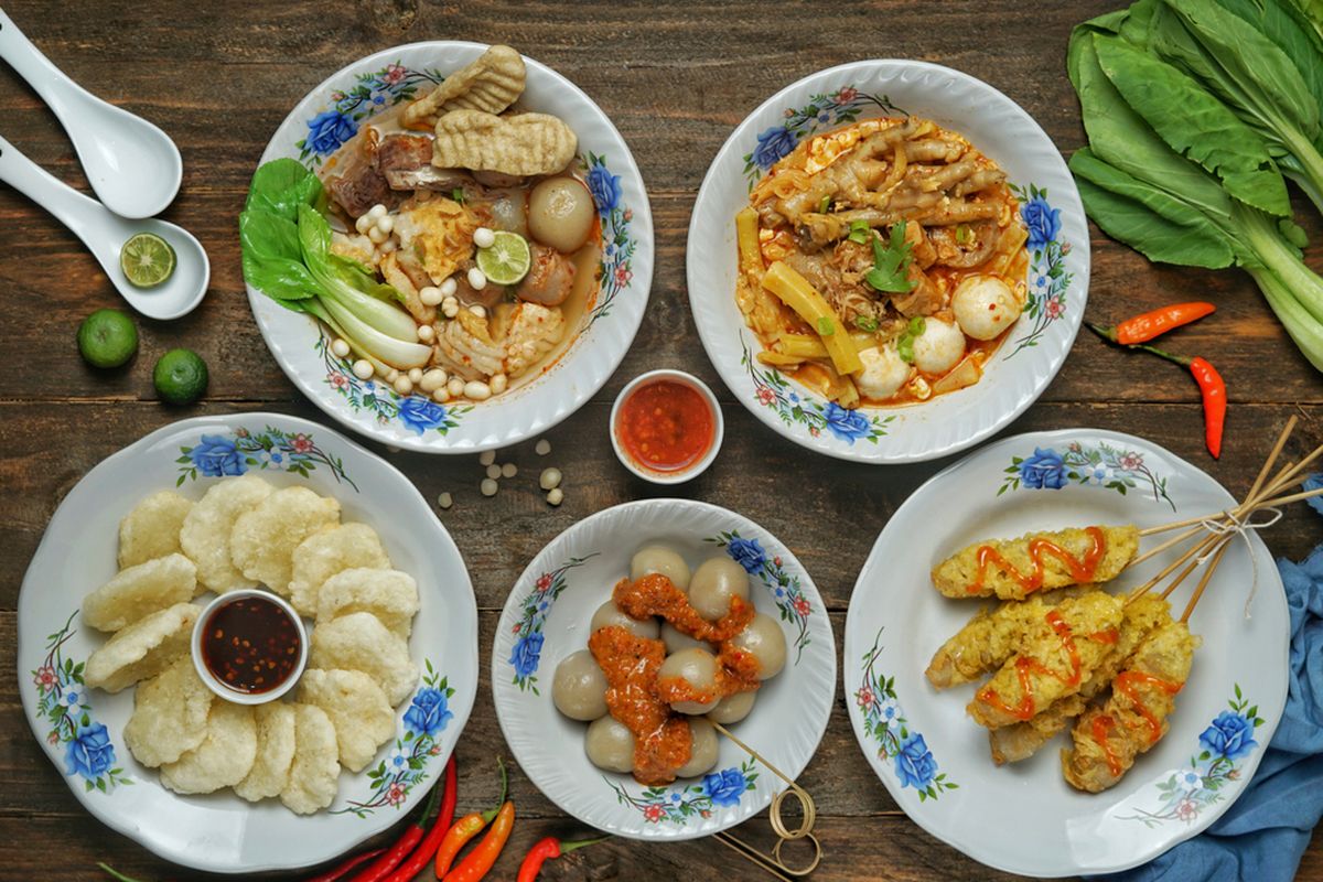 Ilustrasi makanan tradisional khas Bandung. Ada cireng, cilok, seblak, dan telur gulung. 