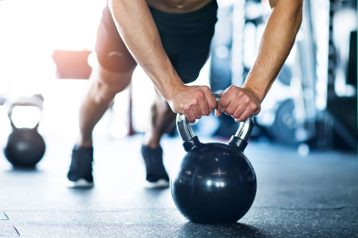 Ilustrasi push ups dengan kettlebell