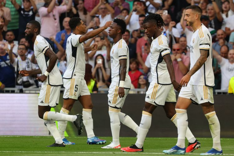 Gelandang Real Madrid, Jude Bellingham (2 dari kiri), melakukan selebrasi bersama rekan-rekannya usai mencetak gol pertama timnya ke gawang Osasuna pada pekan kesembilan LaLiga Spanyol di Stadion Santiago Bernabeu, Madrid, Sabtu (7/10/2023). Artikel ini berisi prediksi Sevilla vs Real Madrid.