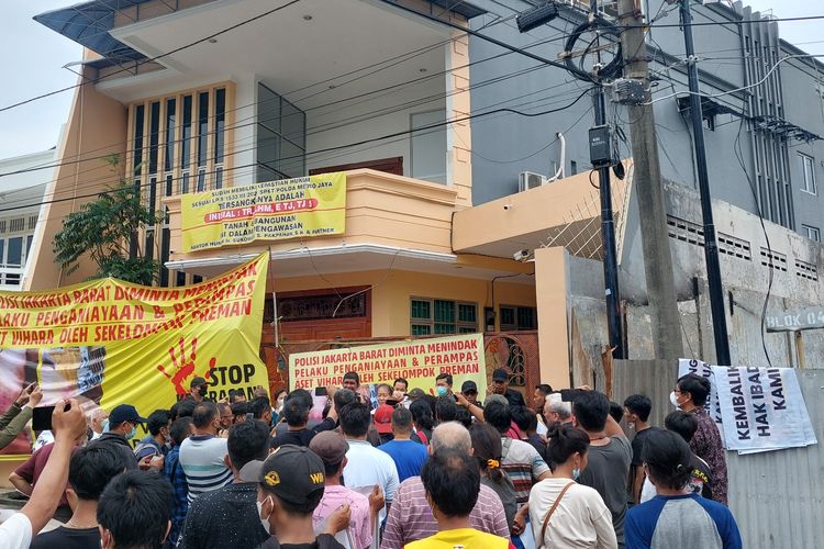 Sekumpulan orang mengatasnamakan umat Budha dan  pengurus Yayasan Dharmapala Nusantara, beserta tim kuasa hukumnya, berkumpul di depan Wihara Tien En Tang di Komplek Green Garden, Kebon Jeruk, Jakarta Barat, pada Jumat (30/9/2022) sejak siang. 