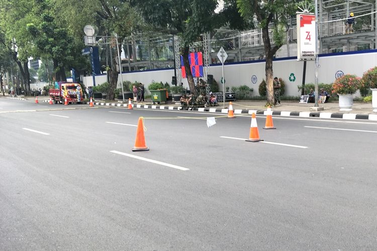 Jalan Medan Merdeka Selatan ditutup pada hari pelantikan Joko Widodo-Maruf Amin sebagai presiden-wakil presiden RI, Minggu (20/10/2019).