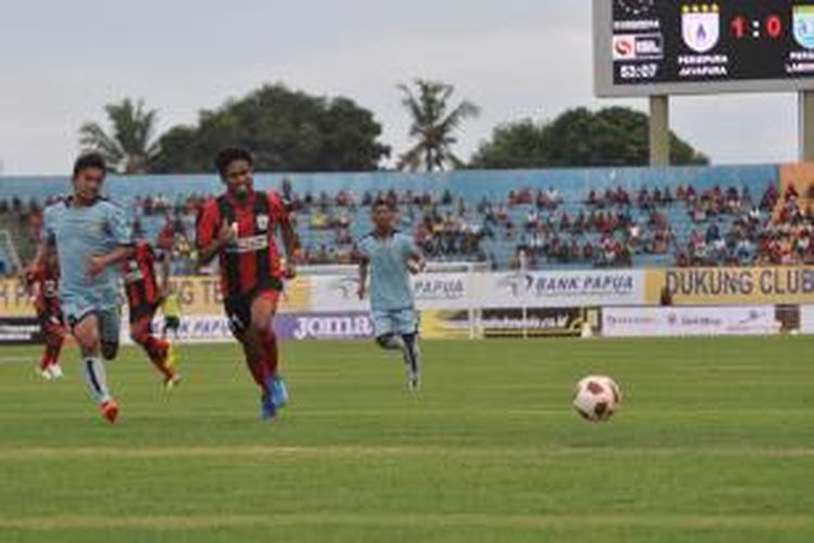 Pemain tengah Persipura Jayapura, Imanuel Wanggai (11) berebut bola dengan pemain tengah Persela Lamongan, Catur Pamungkas (11), dalam laga pembuka ISL 2014 di Stadion Mandala, Sabtu (1/2/2014) sore. Dalam laga tersebut juara bertahan, Persipura Jayapura mengalahkan Persela Lamongan 3-0.  