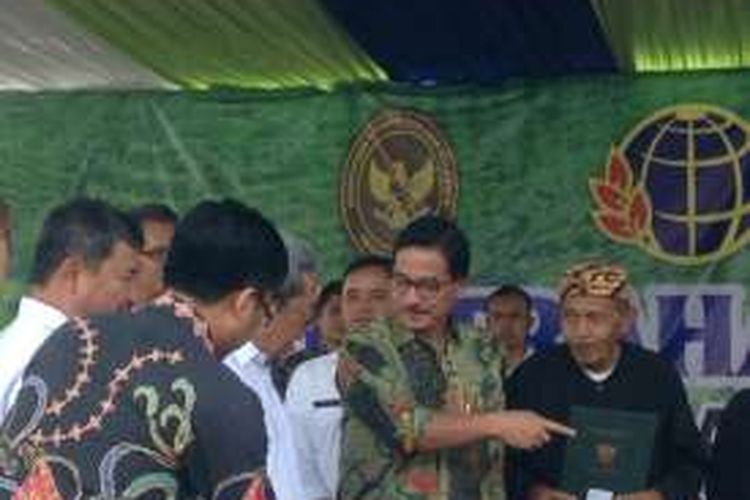 Menteri Agraria dan Tata Ruang/Kepala Badan Pertanahan Nasional (ATR/BPN) Ferry Mursyidan Baldan menyerahkan sertifikat hak milik ke warga Badega, Garut, Jawa Barat, Rabu (13/4/2016).