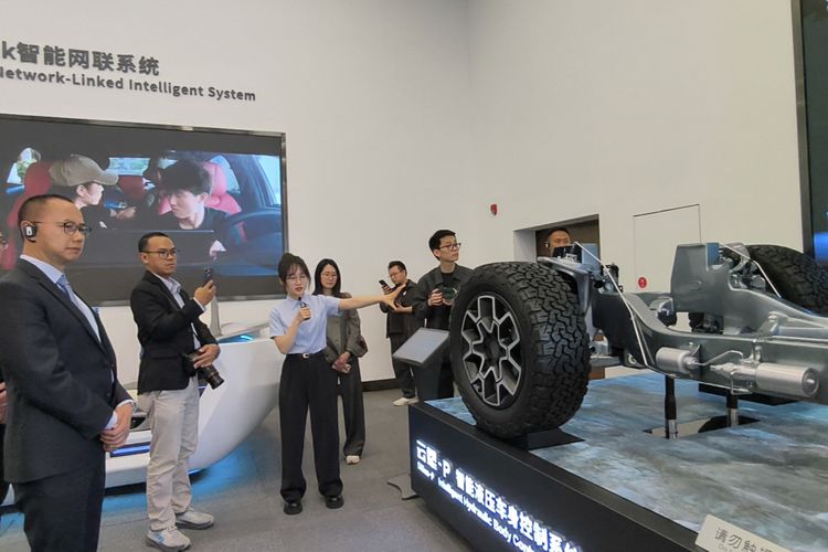 Wakil Ketua MPR RI Eddy Soeparno mengunjungi pabrik mobil listrik BYD di Shenzhen, China, Rabu (16/4/2025).