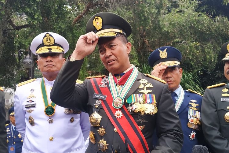 Panglima TNI Jenderal Andika Perkasa saat memberikan keterangan pers di Istana Merdeka, Rabu (5/10/2022).