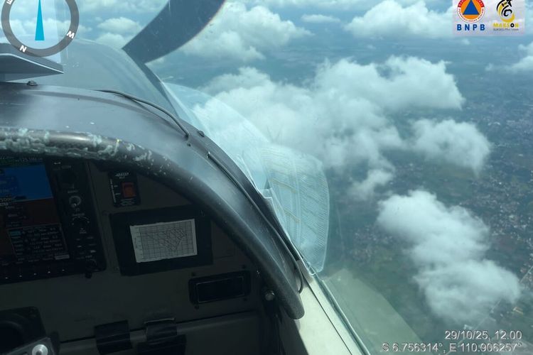 Pesawat pembawa Natrium Klorida (NaCl) mondar mandir di langit Semarang dan sekitarnya untuk mengendalikan potensi hujan, Kamis (30/10/2025).