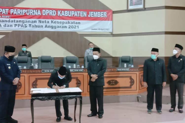 Rpat paripurna penandatanganan kesepakatan Kebijakan Umum Anggaran (KUA) Prioritas Plafon Anggaran Sementara (PPAS)  tahun anggaran 2021 di DPRD Jember Sabtu (3/4/2021). 