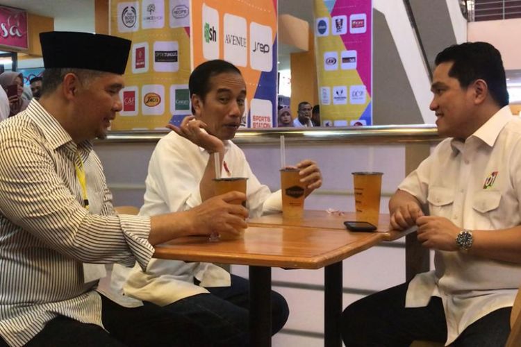 Calon presiden nomor urut 01 Joko Widodo saat berbincang dengan Tim Kampanye Nasional Jokowi-Maruf Amin Erick Thohir dan Ketua Tim Kampanye Daerah Jambi Agus S Roni di WTC Batanghari, Kota Jambi, Minggu (16/12/2018).